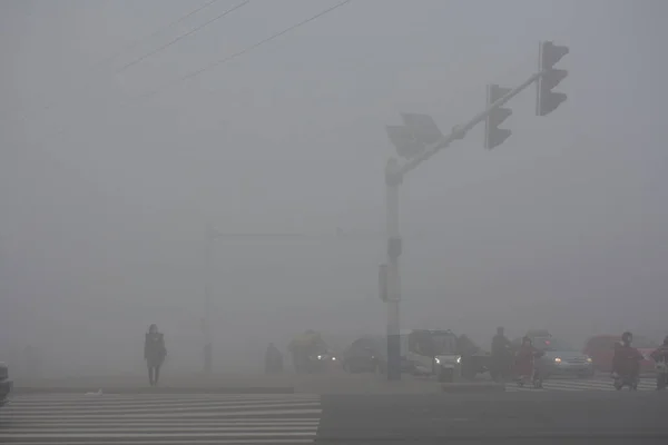 Los Peatones Que Usan Máscaras Faciales Contra Contaminación Del Aire —  Fotos de Stock