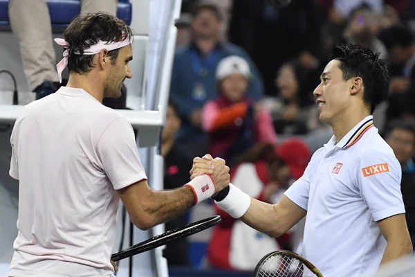 Roger Federer Suiza Izquierda Interactúa Con Kei Nishikori Japón Partido — Foto de Stock