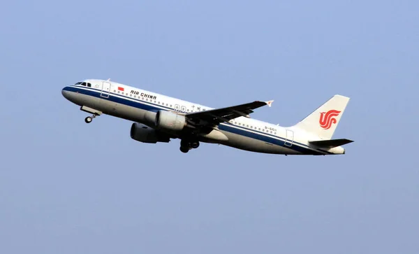 中国国際航空のエアバス A320 B6611 ジェット飛行機は 2017 日中国中央部の湖北省武漢市の武漢天河国際空港で離陸します — ストック写真