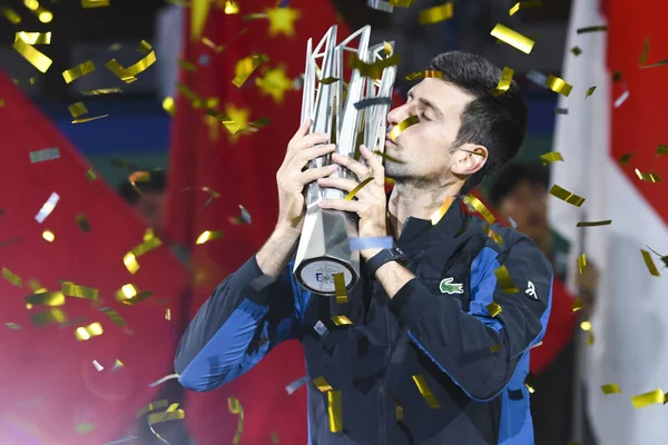 2018 上海の上海マスターズ テニスのトーナメントに勝つための最後の試合をシングルスでその男子ボルナ Coric のクロアチアを破り後 セルビアのノバク ジョコビッチ キス彼のチャンピオン トロフィー — ストック写真
