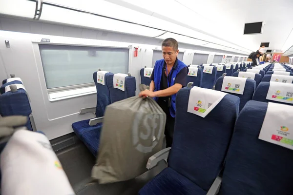 Trabajadores Chinos China Railway Express Ltd Cre Sacos Carga Paquetes — Foto de Stock