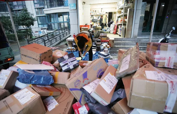 Trabajadores Chinos Clasifican Paquetes Mayoría Los Cuales Son Compras Línea —  Fotos de Stock