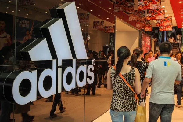 Pedestres Passam Por Uma Loja Roupas Esportivas Adidas Cidade Chengdu — Fotografia de Stock