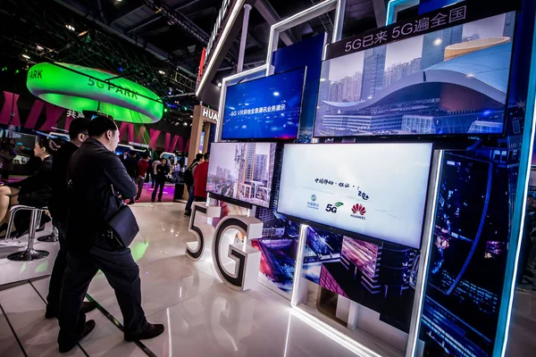 Personer Titta Teknik Stående Huawei 2018 China Mobile Global Partner — Stockfoto