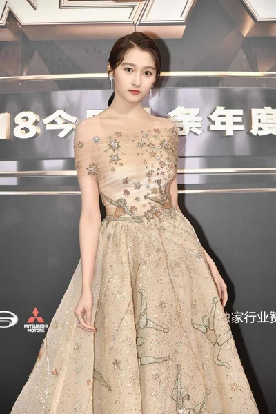 Die Chinesische Schauspielerin Guan Xiaotong Posiert Bei Ihrer Ankunft Auf — Stockfoto
