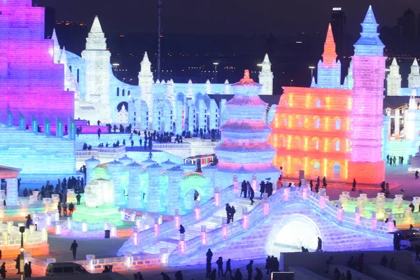 2018年12月23日 在中国东北黑龙江省哈尔滨市 第20届中国哈尔滨冰雪世界200日展出的照明冰雕夜景 — 图库照片