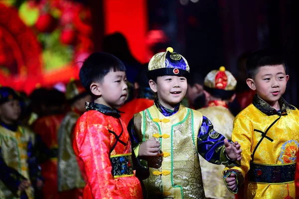 Jeunes Mannequins Présentant Nouvelles Créations Cheongsam Qipao Faites Broderies Ethnie — Photo