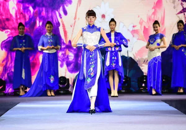 โมเดลน าเสนอการสร Cheongsam ใหม าจากกล มชาต ระหว างงานแฟช นโชว ในเม — ภาพถ่ายสต็อก