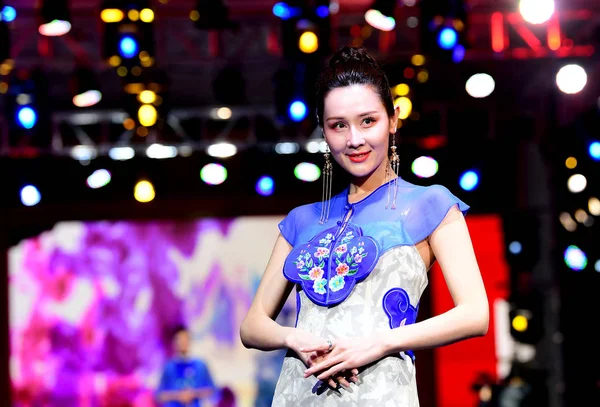 Modelo Que Presenta Una Nueva Creación Cheongsam Qipao Hecho Bordados — Foto de Stock