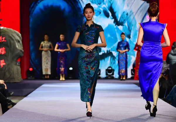 Modellek Bemutatása Egy Teremtés Cheongsam Qipao Készült Hímzés Ember Etnikai — Stock Fotó