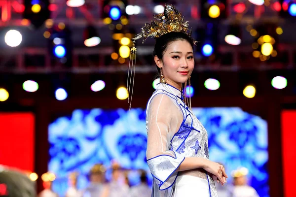 2018年12月22日 在中国东北辽宁省沈阳市举行的时装秀上 展示由满族刺绣制成的旗袍 新创作的模型 — 图库照片