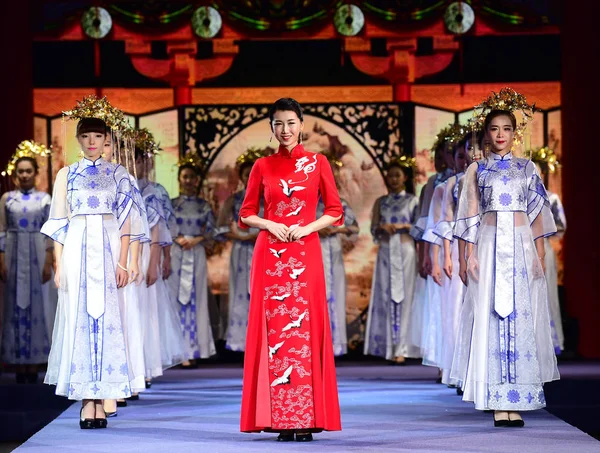 Modelos Que Presentan Una Nueva Creación Cheongsam Qipao Hecha Bordados — Foto de Stock