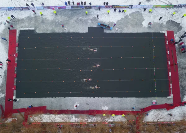 Concorrenti Cinesi Gareggiano Nell Acqua Gelata Durante Una Gara Nuoto — Foto Stock