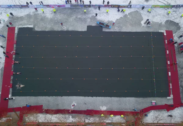 Concorrenti Cinesi Tuffano Nell Acqua Gelida Durante Una Gara Nuoto — Foto Stock