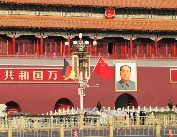 Kínai Német Nemzeti Zászlók Flutter Egy Lámpaoszlop Tian Anmen Szónoki — Stock Fotó