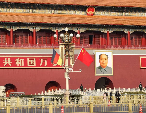 Bandeiras Nacionais Chinesas Alemãs Agitam Poste Luz Frente Rostro Tian — Fotografia de Stock