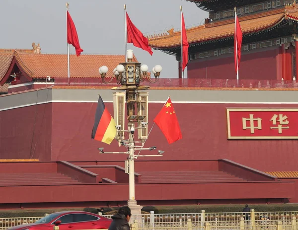 Banderas Nacionales Chinas Alemanas Ondean Poste Luz Frente Tribuna Tian —  Fotos de Stock