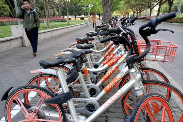 Fahrräder Des Chinesischen Fahrradverleihdienstes Mobike Stehen Auf Einer Straße Shanghai — Stockfoto