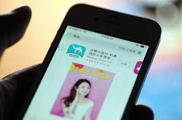 Chinese Mobile Phone User Using Mobile App Online Travel Search — Stock Photo, Image