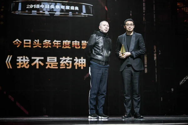 Kinesisk Regissör Feng Xiaogang Presenterar Utmärkelse Till Direktör Wen Muye — Stockfoto
