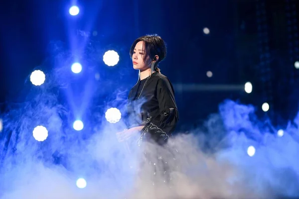 Китайская Певица Джейн Чжан Чжан Лянъин Выступает Ежегодной Церемонии Награждения — стоковое фото