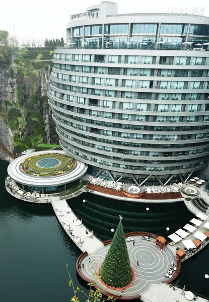 Вид Метровую Елку Пятизвездочном Отеле Shanghai Tianmashan Pit Hotel Известном — стоковое фото