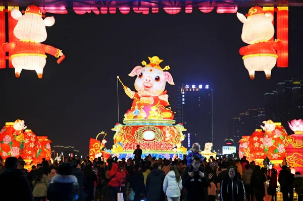 Visitantes Admiram Lanternas Festival Lanternas Changzhou 2019 Cidade Changzhou Província — Fotografia de Stock