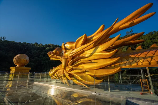 Uma Enorme Escultura Dragão Subindo Lado Montanha Tianzi Para Ser — Fotografia de Stock