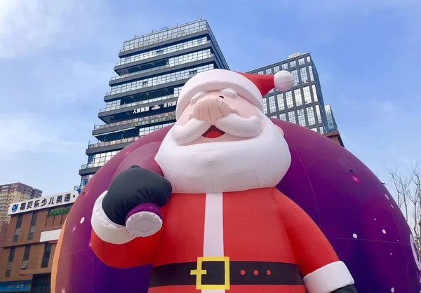 Ein Aufgeblasener Weihnachtsmann Anlässlich Des Bevorstehenden Weihnachtsfestes Wird Vor Einem — Stockfoto