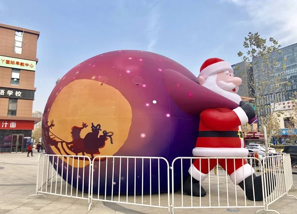 Ένα Φουσκωμένο Santa Claus Σηματοδοτήσει Επερχόμενο Φεστιβάλ Χριστουγέννων Εμφανίζεται Μπροστά — Φωτογραφία Αρχείου