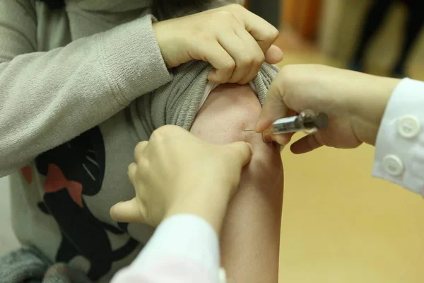 Una Mujer Recibe Una Vacuna Hospital Shanghái China Noviembre 2018 — Foto de Stock