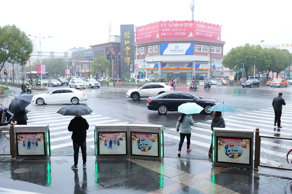 歩行者を横切る横断歩道 自動ドアを開けると 2018 日南路東陸の中国上海市奉賢地区における最初のもの 交差点交通信号が青 — ストック写真