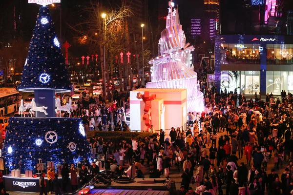 Joukko Ihmisiä Juhlimassa Jouluaattoa Anin Kaupungissa Luoteis Kiinan Shaanxin Maakunnassa — kuvapankkivalokuva