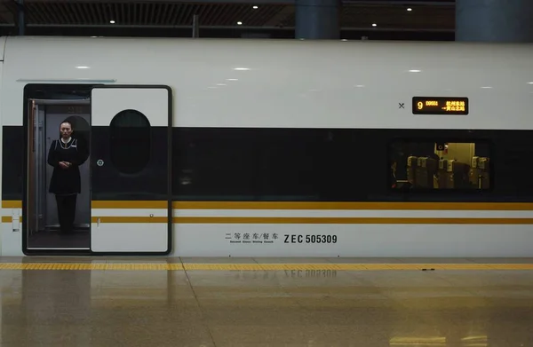 Ein Zugbegleiter Auf Einem Kugelzug Der Hochgeschwindigkeitsbahn Hangzhou Huangshan Ostbahnhof — Stockfoto