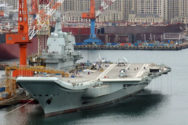 Primeiro Porta Aviões Caseiro China Está Atracado Estaleiro Dalian Shipbuilding — Fotografia de Stock