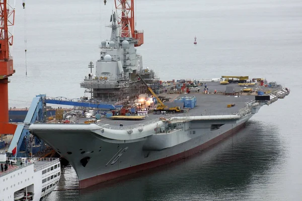 China Eerste Vliegdekschip Liaoning Aangemeerd Scheepswerf Van Dalian Scheepsbouwindustrie Ltd — Stockfoto