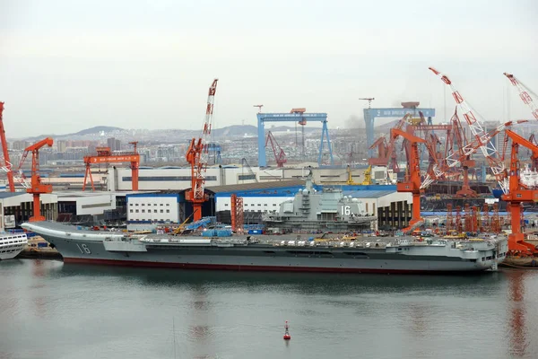 China Eerste Vliegdekschip Liaoning Aangemeerd Scheepswerf Van Dalian Scheepsbouwindustrie Ltd — Stockfoto