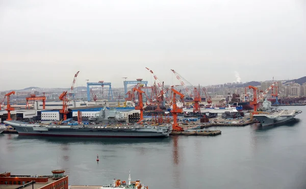 Kapal Induk Pertama China Liaoning Kiri Dan Kapal Induk Buatan — Stok Foto