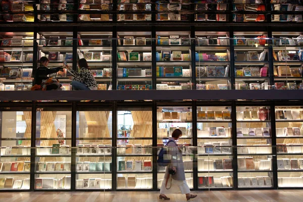 Los Libros Colocan Pared Del Libro Cuatro Pisos Altura Decorada —  Fotos de Stock