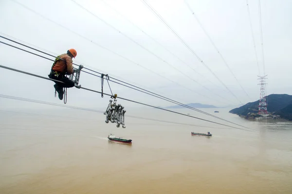 Los Trabajadores Chinos Ensamblan Cables Alimentación Para Conectar Las Islas — Foto de Stock