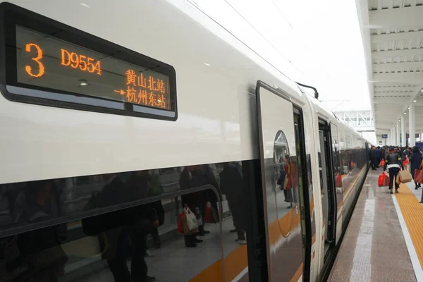 Pasagerii Urcă Bordul Unui Tren Glonț Crh China Railway High — Fotografie, imagine de stoc