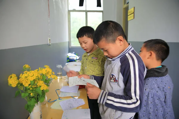 Crianças Abandonadas São Vistas Uma Escola Chongqing China Abril 2016 — Fotografia de Stock