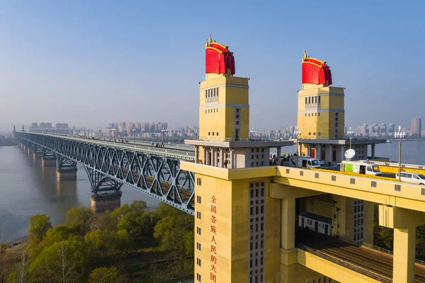 2018 日中国東部の江蘇省南京市の南京揚子江橋のビュー — ストック写真