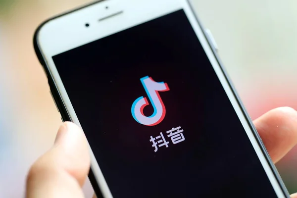 Seorang Pengguna Ponsel Menggunakan Aplikasi Ponsel Douyin Versi Cina Dari — Stok Foto