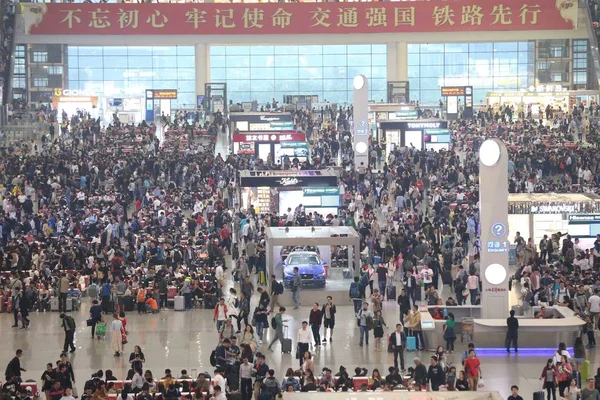 Soubor Čínské Cestující Čekat Své Vlaky Nádraží Shanghai Hongqiao Šanghaji — Stock fotografie