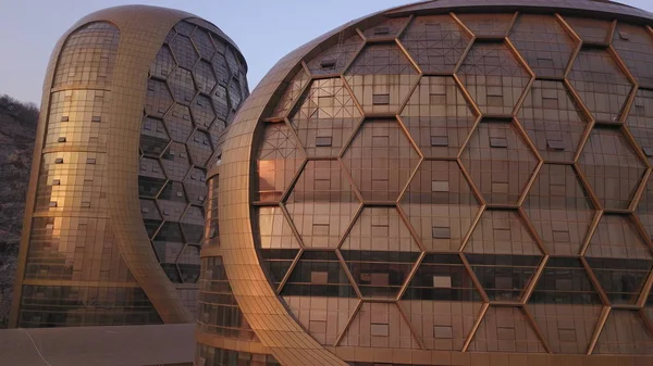 Vista Canteiro Obras Dois Edifícios Forma Favo Mel Hotel Cinco — Fotografia de Stock