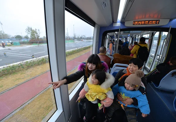 Pasażerowie Siedzą Tramwaj Miasta Drugi Tramwaj Linii Rong Tramwajem Linii — Zdjęcie stockowe