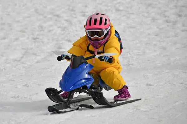 Joven Chino Disfruta Esquiando Trineo Durante Una Campaña Para Dar — Foto de Stock