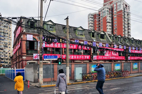 中国工人为搬迁杨浦区一处 6年历史的住宅小区做准备 为在上海黄浦江下修建一条新隧道让路 — 图库照片