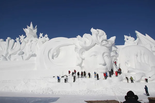 Umělci Sochaři Pracovat Hlavní Sněhová Socha Pro Harbin Sun Island — Stock fotografie